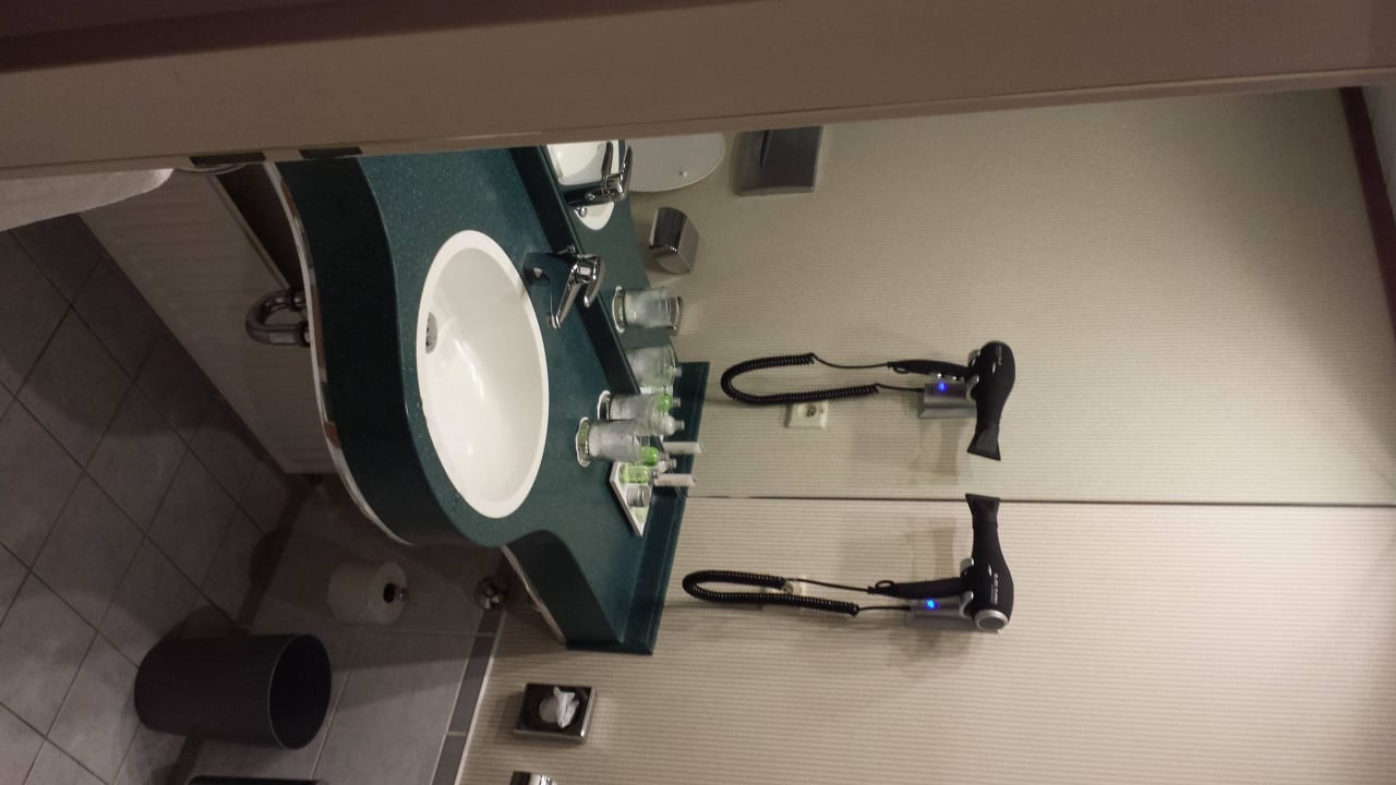 Sauberes Bad mit Badewanne NH Prague City