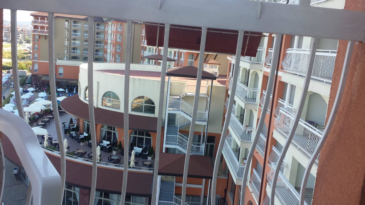 Ausblick zur Seite auf die Terrasse der Lobbybar Sol Luna Bay