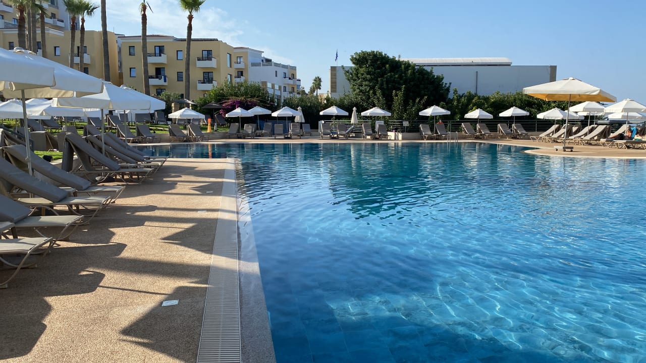 Pool St. George Beach Hotel & Spa Resort