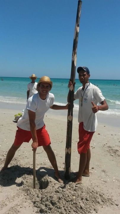 Befestigung Sonnenschirm vom freundlichen Personal Mahdia Palace Thalasso