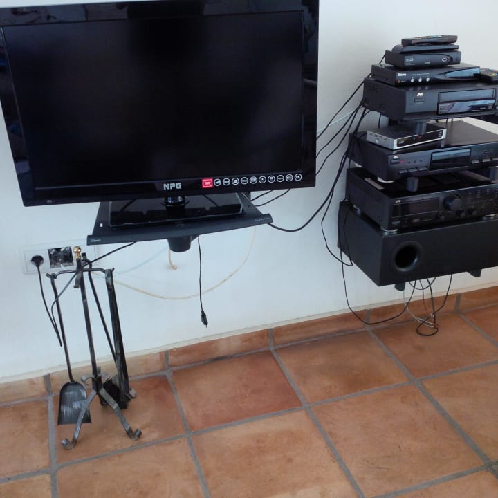 Offene Steckdosen Kabelsalat im Wohnzimmer Hotel Villas Patio