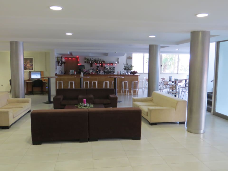 Eingangsbereich mit Bar Servatur Alameda de Jandía