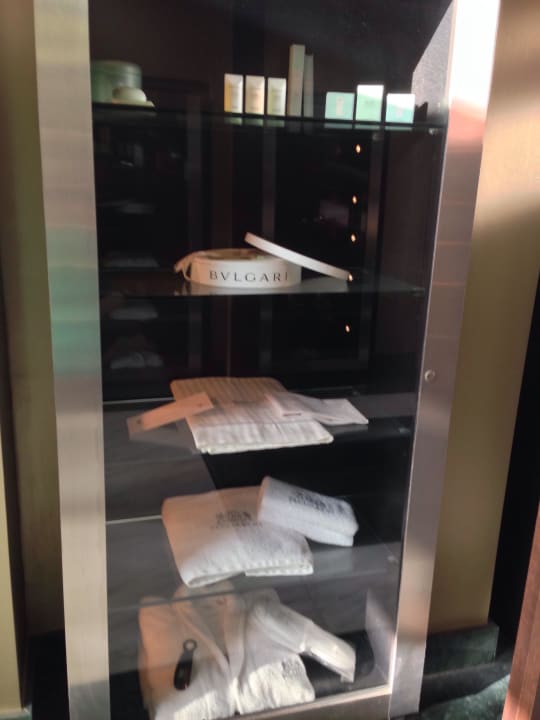 Vitrinen am Eingang Hotel GDM Megaron Historical Monument Hotel