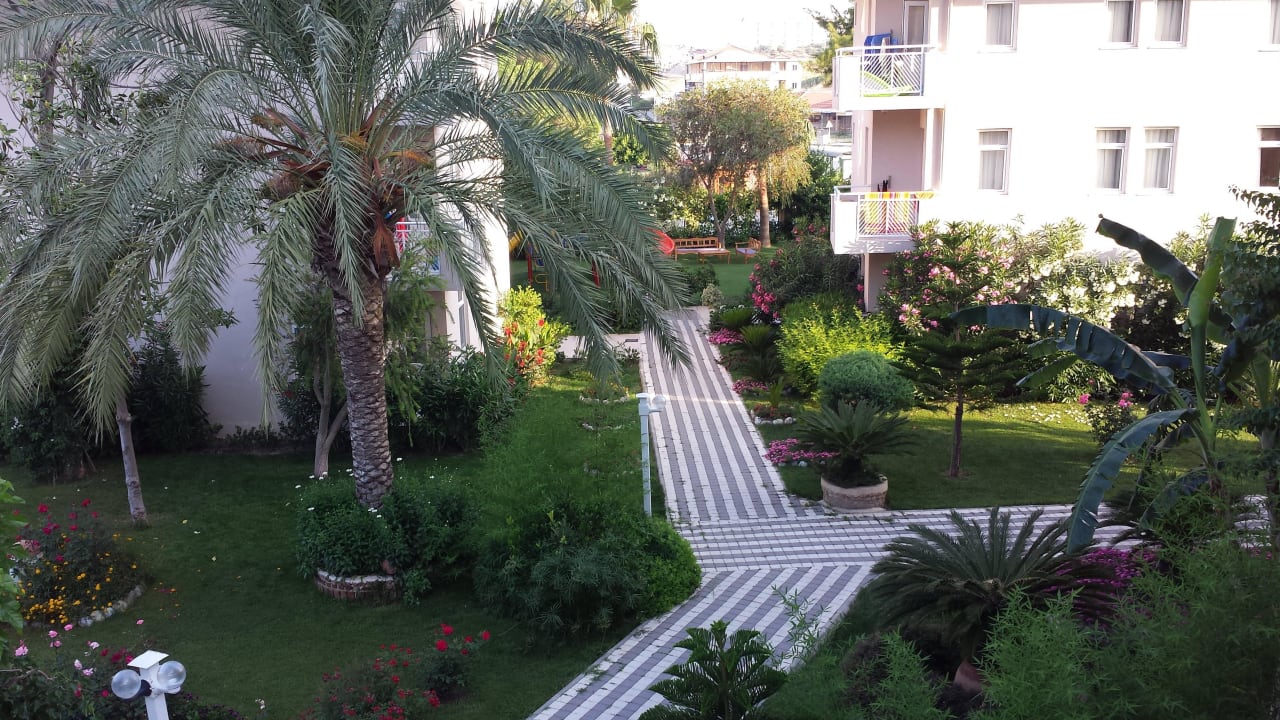 Blick in den Garten Seaden Corolla Hotel