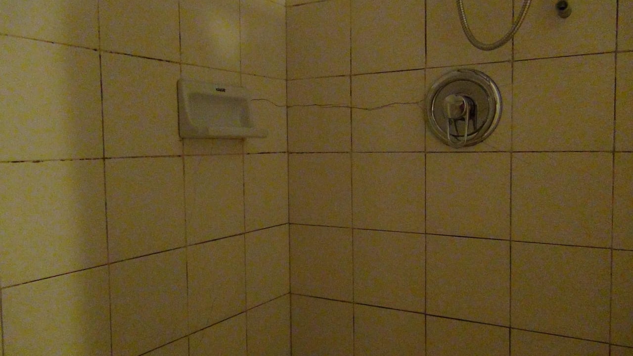 Dusche, Fliesen gerissen Madoogali Resort