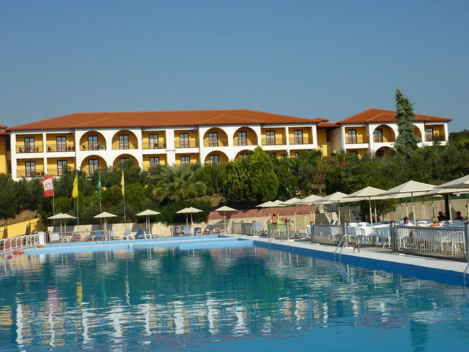 Poolansicht  Akrathos Beach Hotel