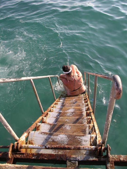 Treppe hinauf zum Badesteg Club Hotel Mirabell