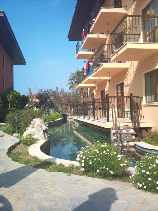 Wassergraben zum durchschwimmen rund ums Hotel Club Grand Aqua