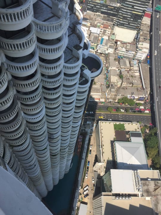 Blick vom Balkon (52. Etage) auf den Pool Tower Club At Lebua