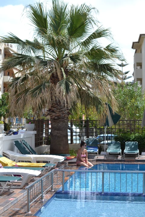 2ter Pool Hotel Theartemis Palace