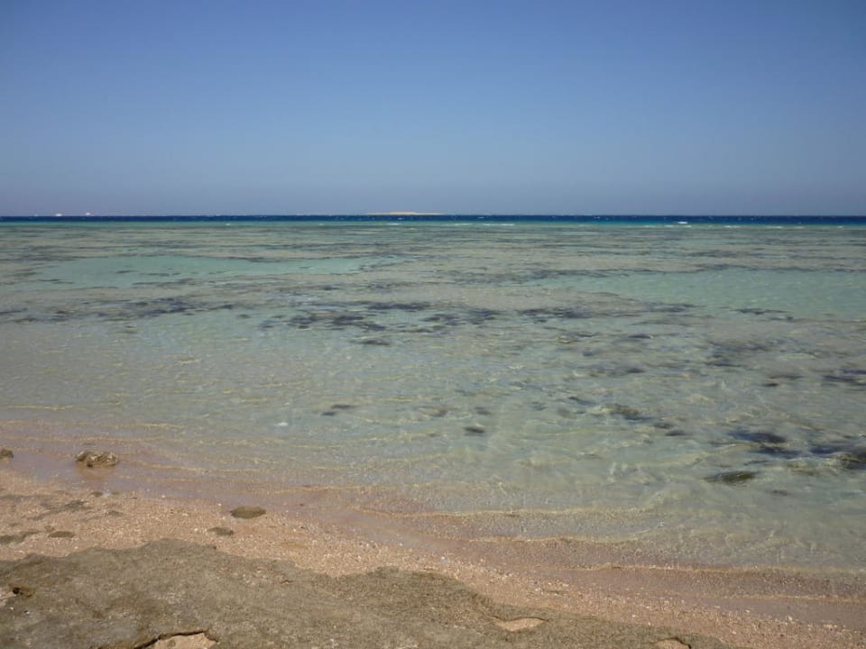 Links vom Hotelstrand Makadi Palace