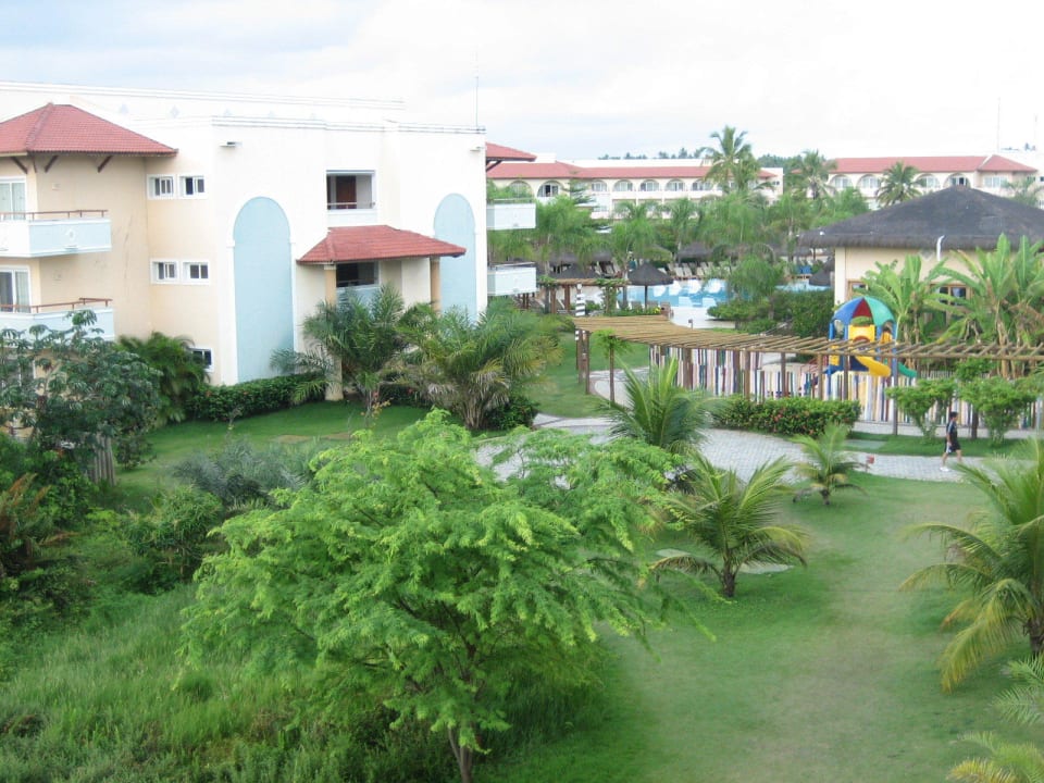 Grünfläche zwischen den Bungalos Grand Palladium Imbassai Resort & Spa