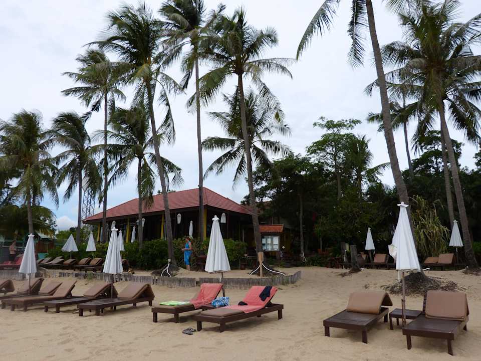 Strand mit Restaurant im Hintergrund Pinnacle Samui Resort