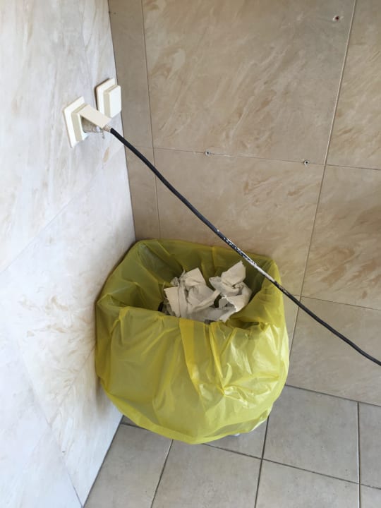 WC-Anlage beim Pool, Kabel für Arbeiter im Garten Lindos Royal Resort
