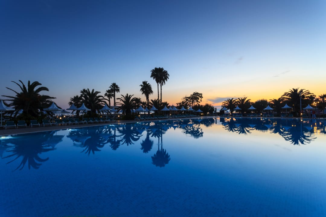 Blick  auf Hauptpool beim Sonnenuntergang. Turquoise Hotel