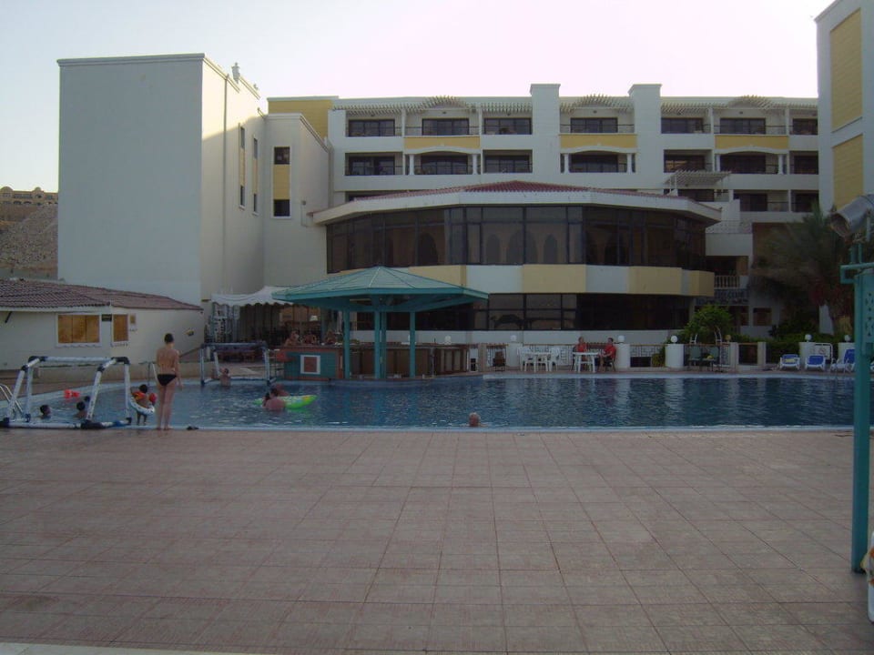 Hinter dem Pool zwei Hotels SUNRISE Holidays Resort (Adults Only)