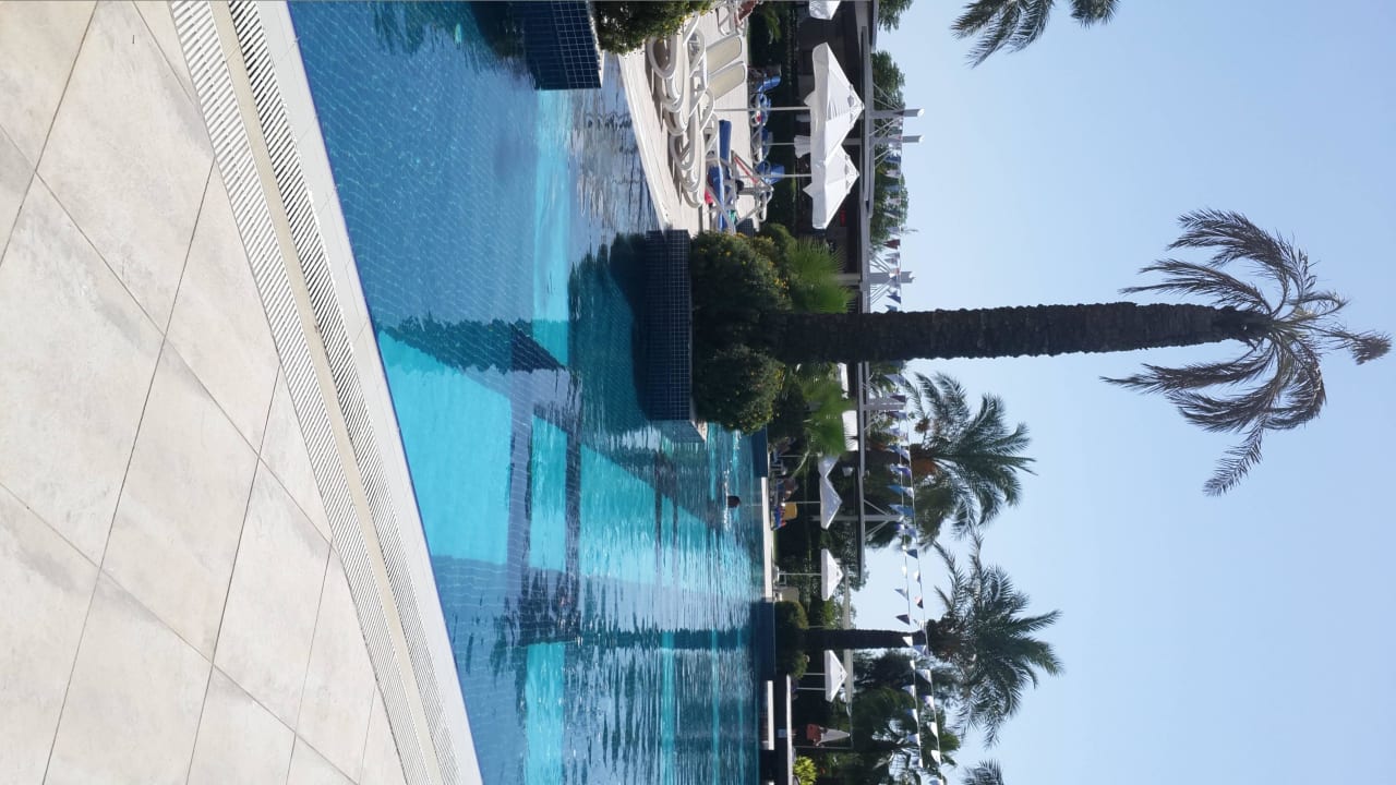 Blick auf die Poolanlage vom Steg zum Strand Sunis Evren Beach Resort Hotel & Spa