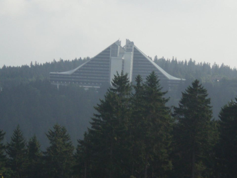 Panorama Hotel von der Bobbahn aus gesehen AHORN Panorama Hotel Oberhof