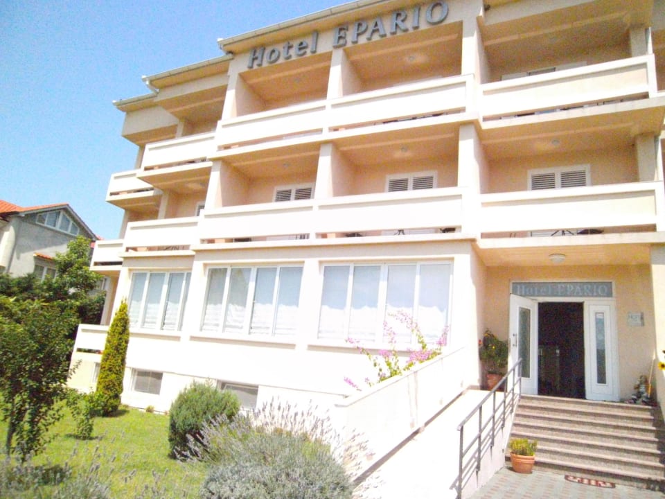 Unmittelbar vor dem Hotel Hotel Epario