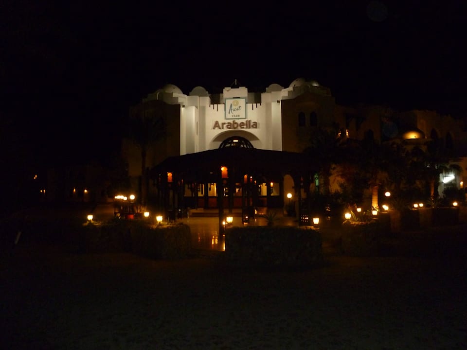 Blick im dunkeln auf den Eingang des Hotels  Arabella Azur Resort