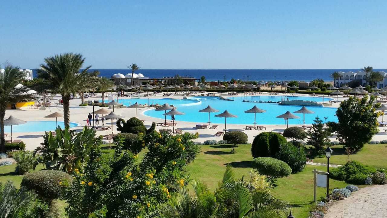 Blick auf Pool und Meer Hotel Gorgonia Beach Resort