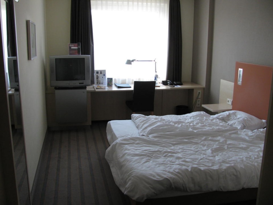 Bett und Arbeitsbereich Essential by Dorint Berlin-Adlershof