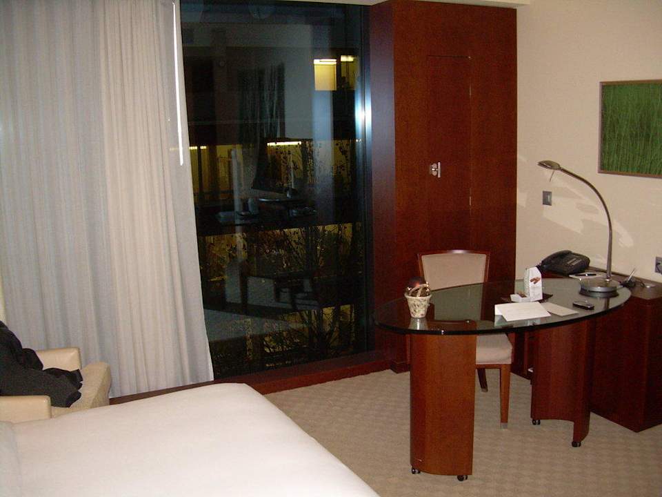 Blick zum (bodentiefen) Fenster Hotel Park Hyatt Zürich