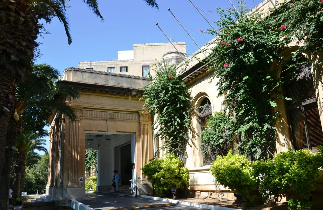 Auffahrt/Eingang zum Hotel The Phoenicia Malta
