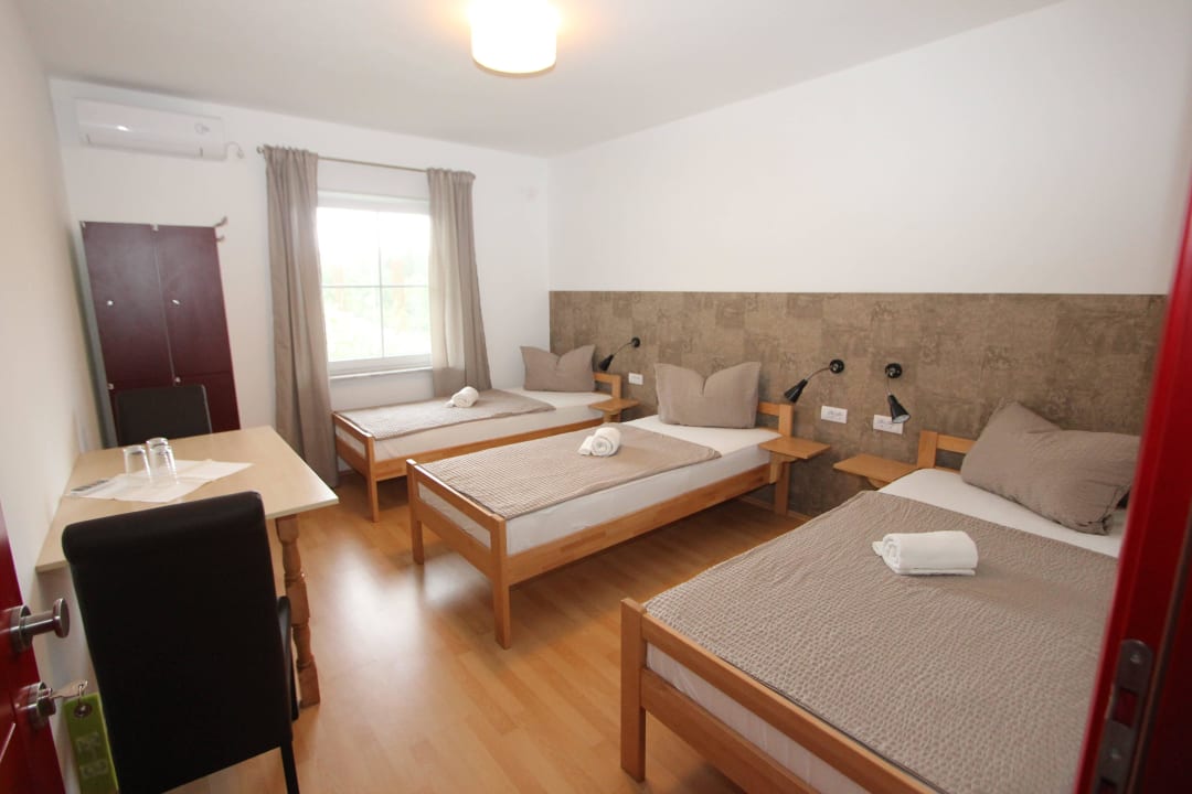 3-Bett Zimmer The Red Door Hostel