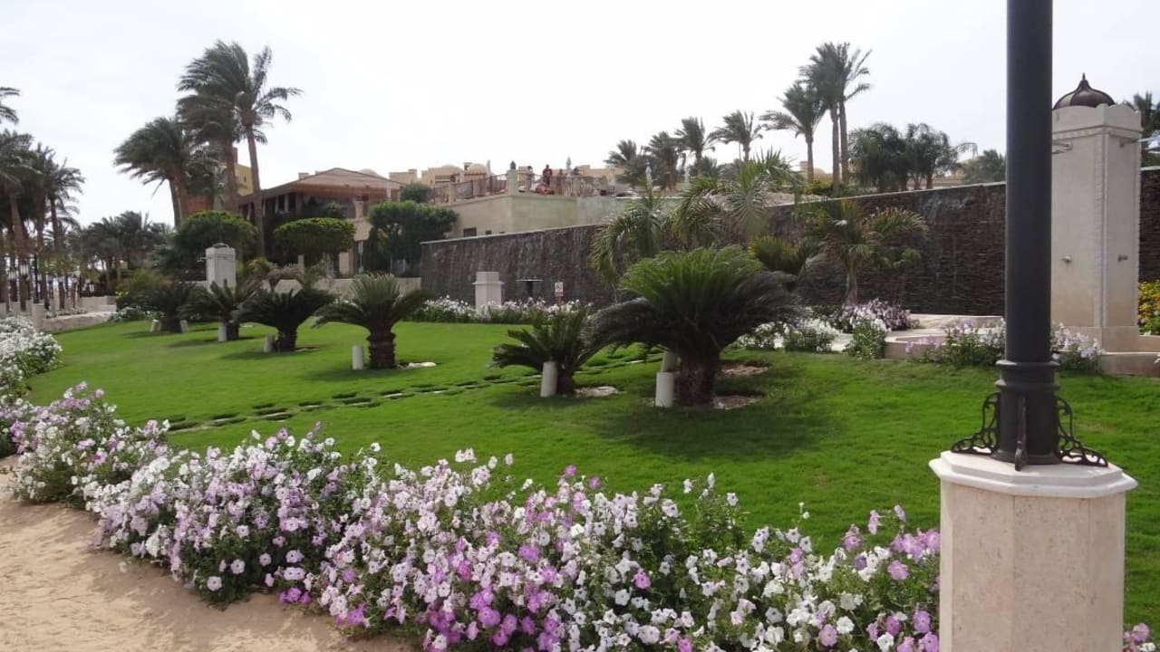 Am Strand zur Nachbaranlage Makadi Palace