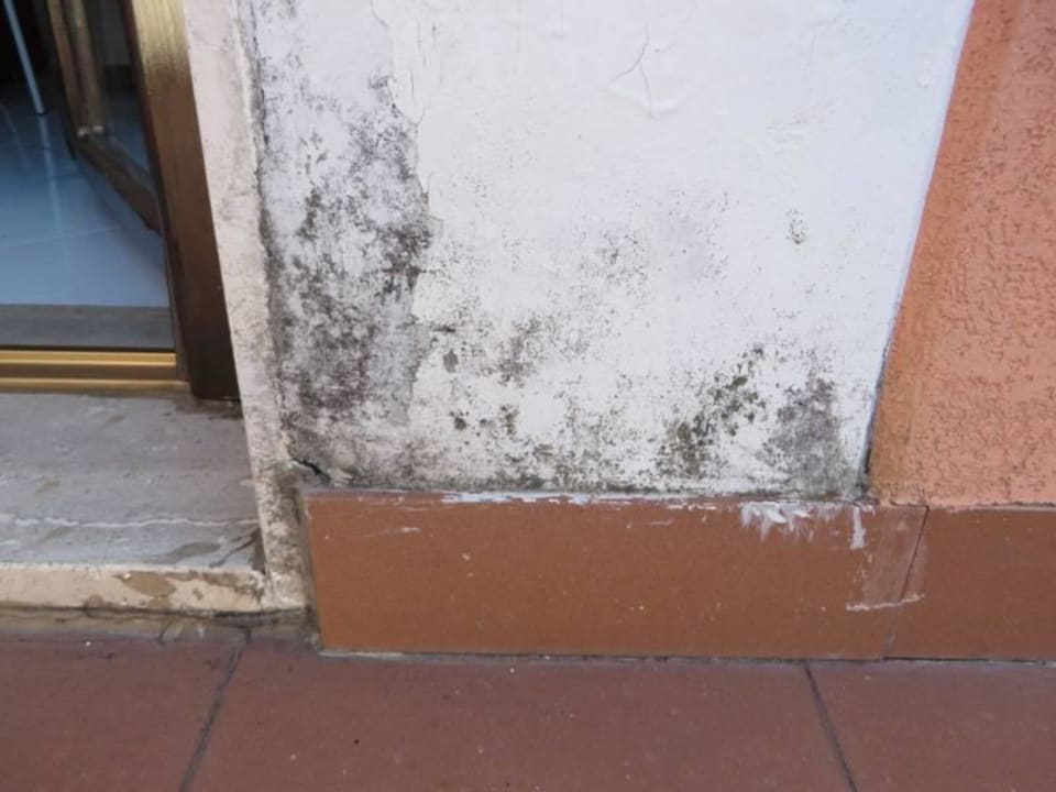 Schimmel an der Balkontür Villa Setharè