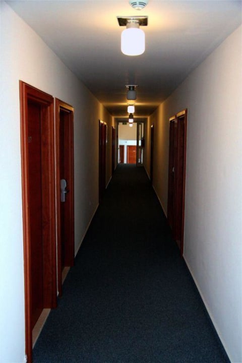 Flur zu den Zimmern Bluesun Hotel Berulia