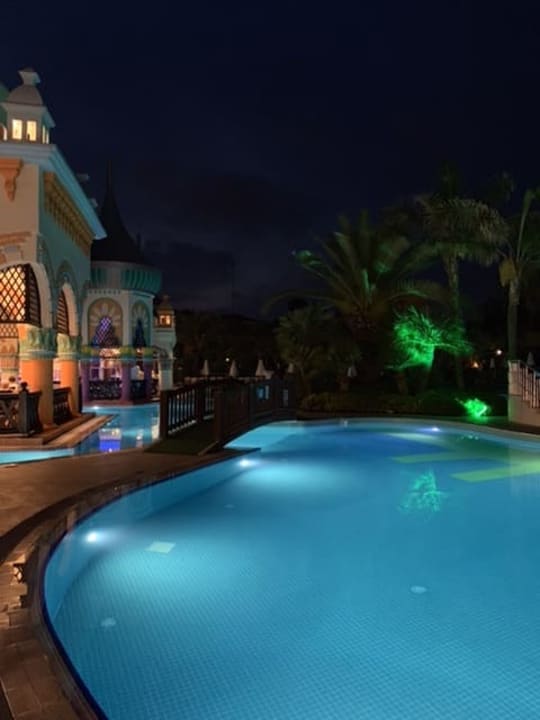 Pool Kamelya Aishen Club