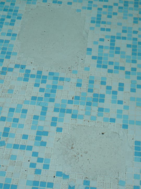 Häßlich reparierter Pool! Hotel Residence Holiday Rendez-Vous
