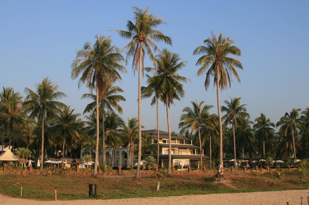 Blick vom Strand zum Hotel Khaolak Orchid Beach Resort