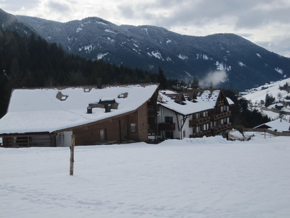 Hotelrückseite im Winter Cyprianerhof Dolomit Resort