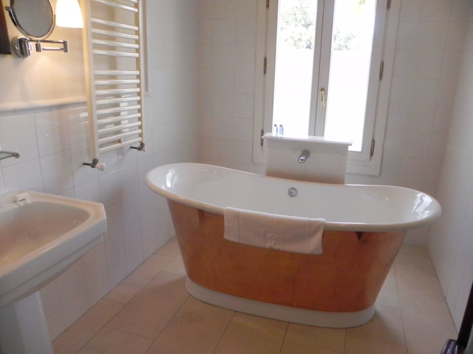 Great looking bath, not practical to use Hotel La Fuente De La Higuera