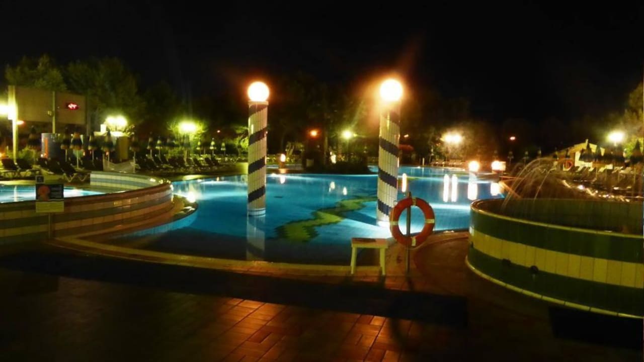 Pool bei Nacht Aparthotel Holiday