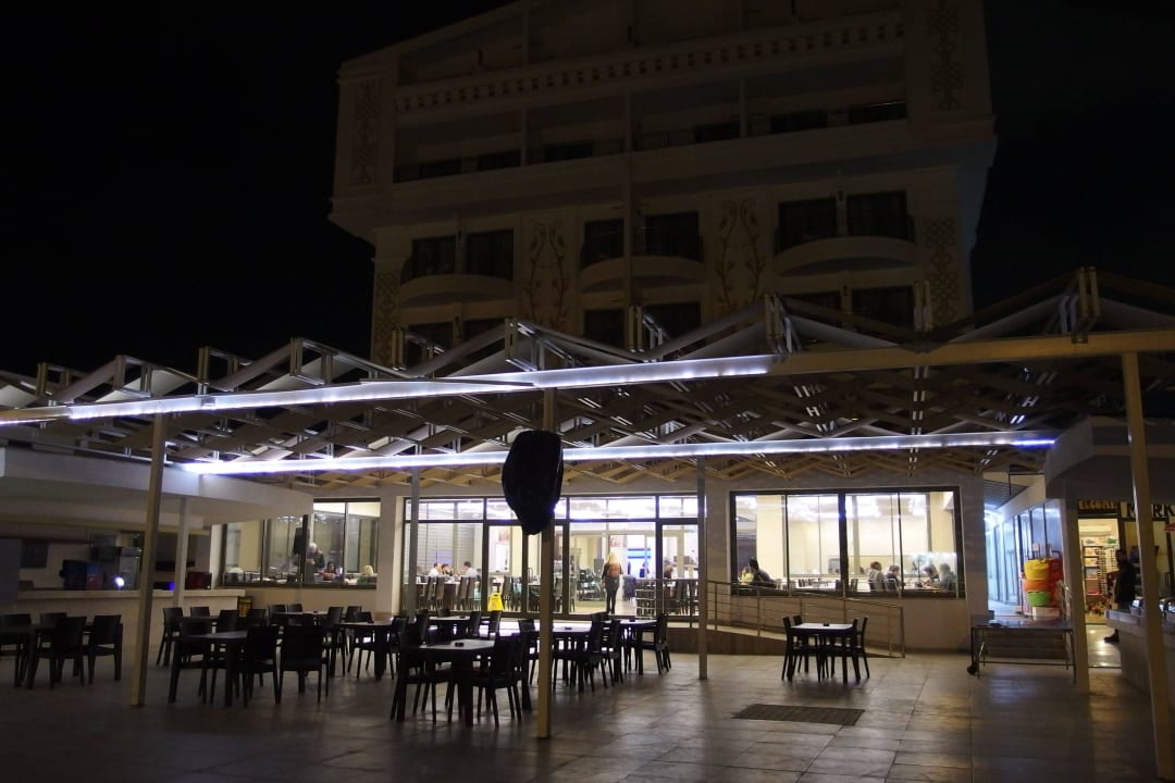 Blick vom Pool auf Restaurant Maya World Park Hotel