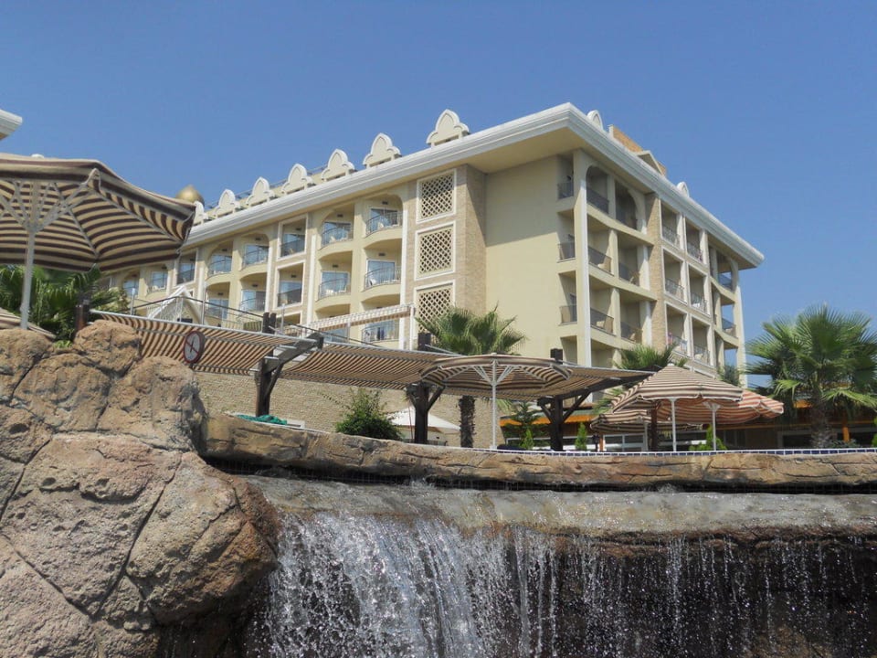 Außenansicht des Hotels von der Poolanlage aus  Adalya Resort & Spa - Adults Only