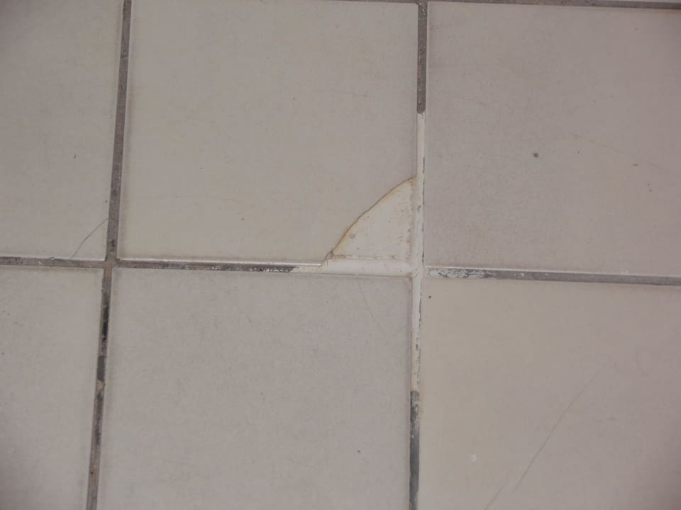 Fliesenbeschädigungen Hotel Neptunia Skanes