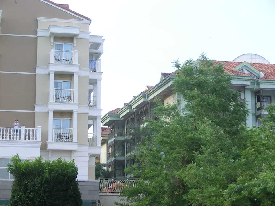 Das Nachbarhotel steht sehr nah dran Trendy Aspendos Beach Hotel