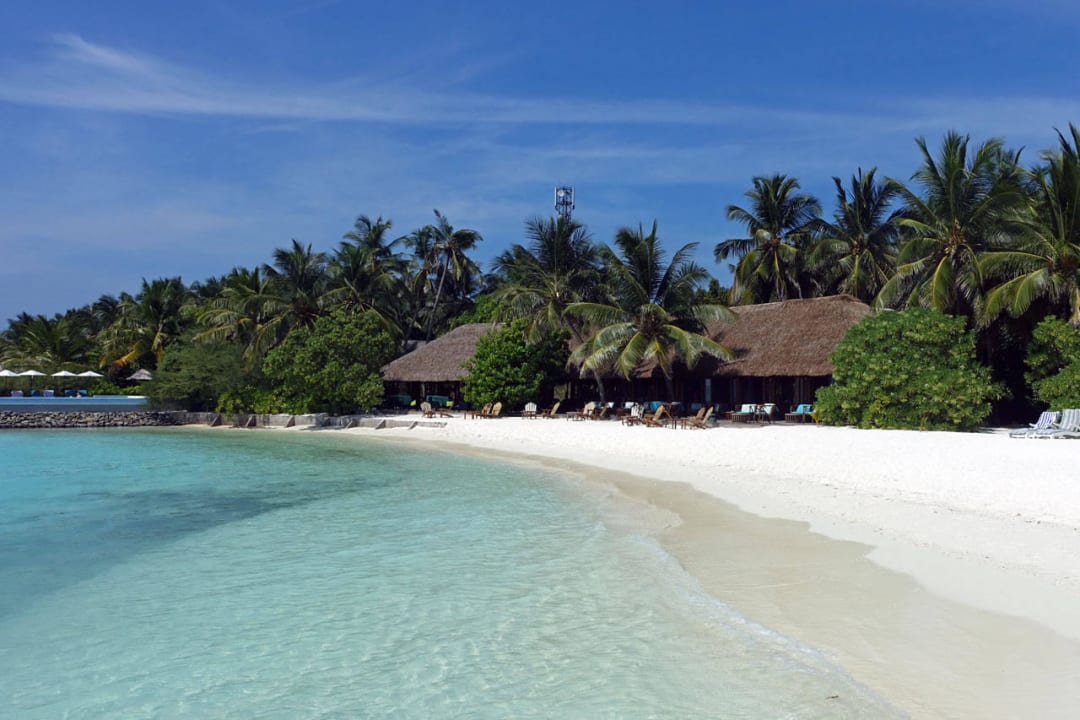 Strand an der Westseite mit Blick auf die Bar Summer Island Maldives