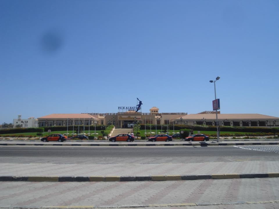 Hotel von gegenüberliegender Straßenseite Pickalbatros Dana Beach Resort - Hurghada