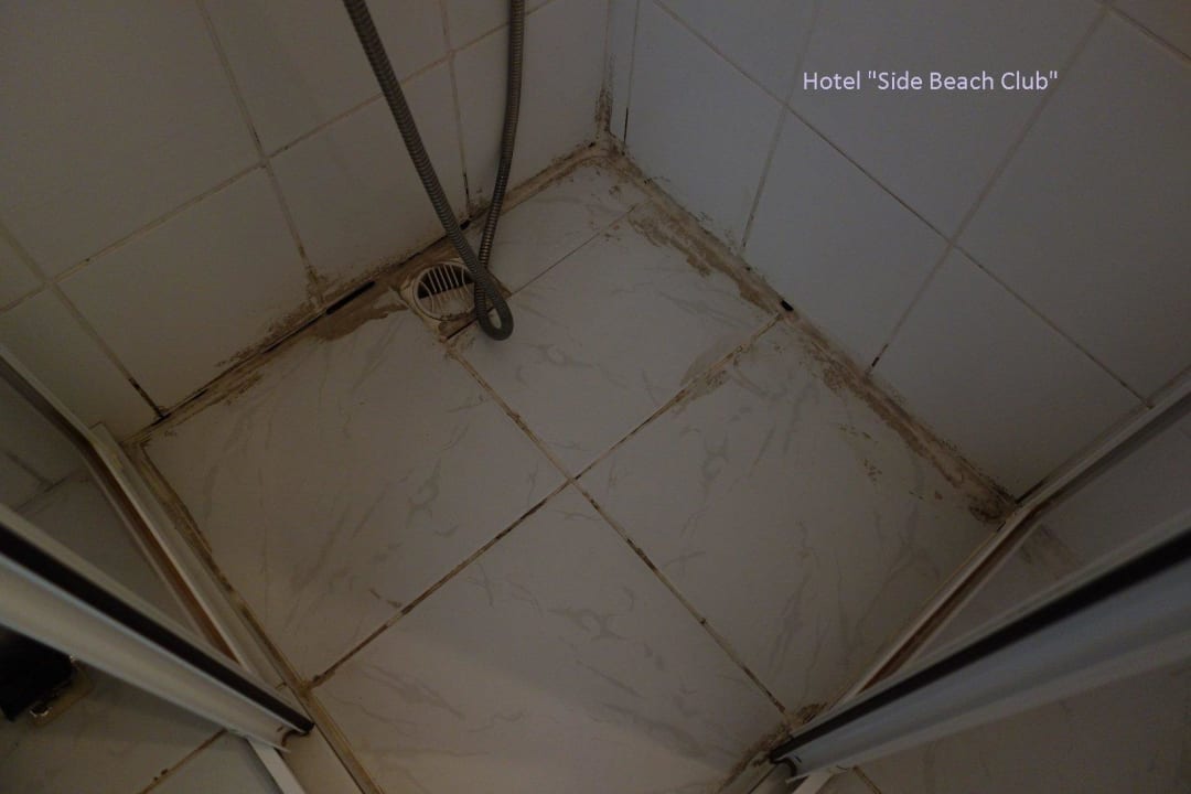 Die Fugen der Dusche eine Katastrophe, Schimmel Hotel Side Beach Club