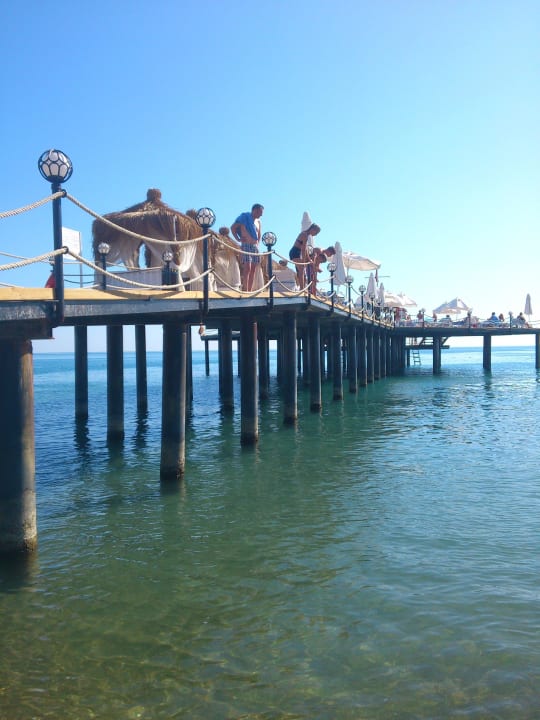 Steg mit Liegemöglichkeit und Bar Saturn Palace Resort Hotel