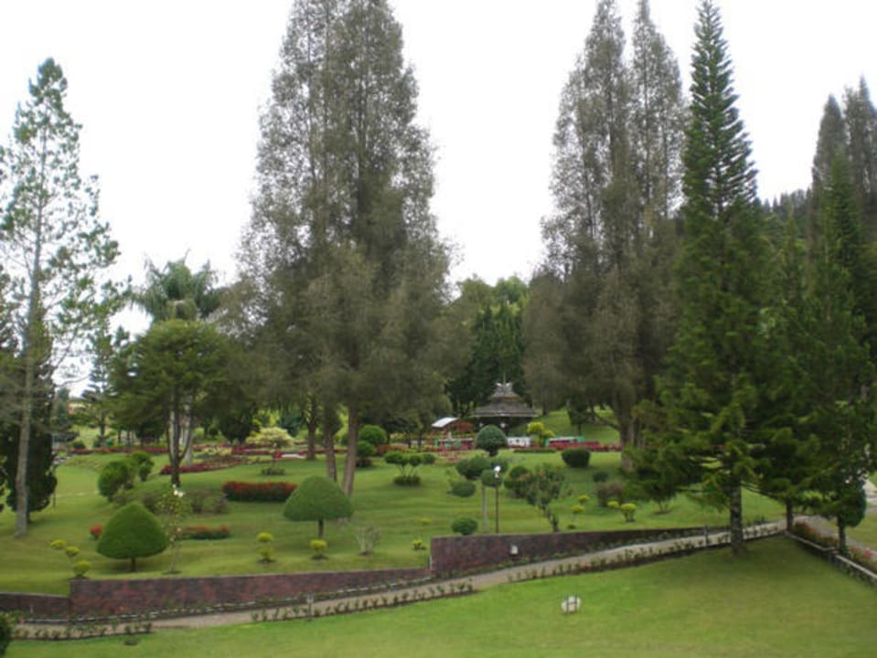 Tolle große gepflegte Gartenanlage  Hotel Grand Mutiara