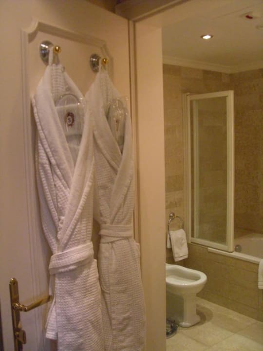 Das marmorierte Badezimmer im Standard DZ! Hotel Sacher