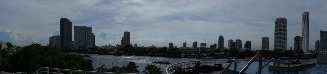 Panorama vom Pool aus Chatrium Hotel Riverside Bangkok