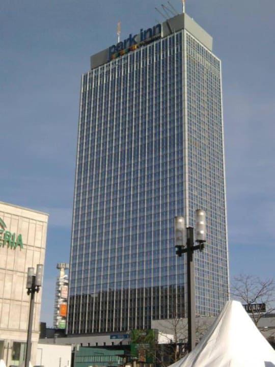 Außenansicht vom S-Bahnhof gesehen Park Inn by Radisson Berlin Alexanderplatz
